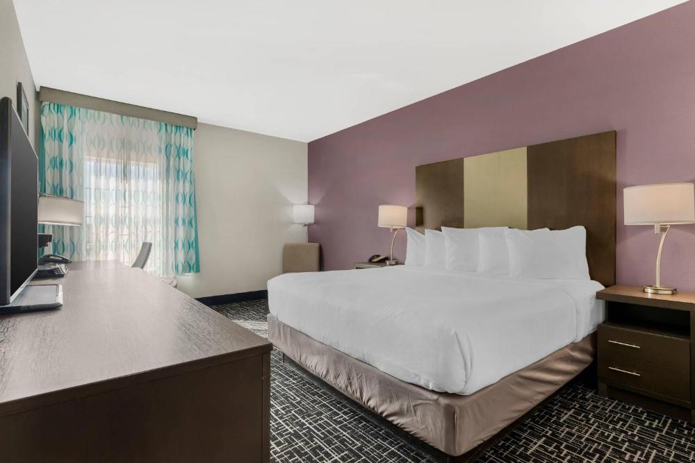 King Room with Tub - Disability Access/Non Smoking interior