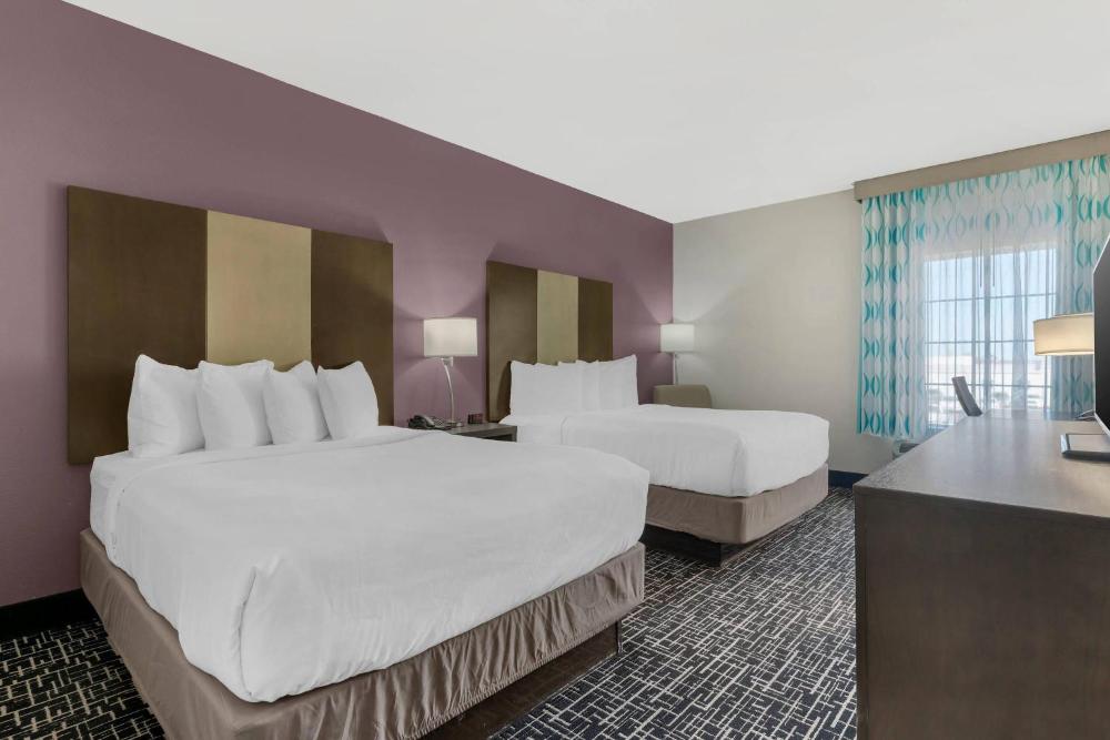 Quadruple Room with Two Queen Beds and Roll-In Shower - Disability Access/Non Smoking interior